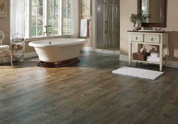 large bathroom with traditional style and vinyl plank floors